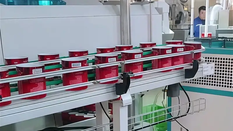 Transportador de cadena para enfriamiento de cuerpos de lata para ketchup